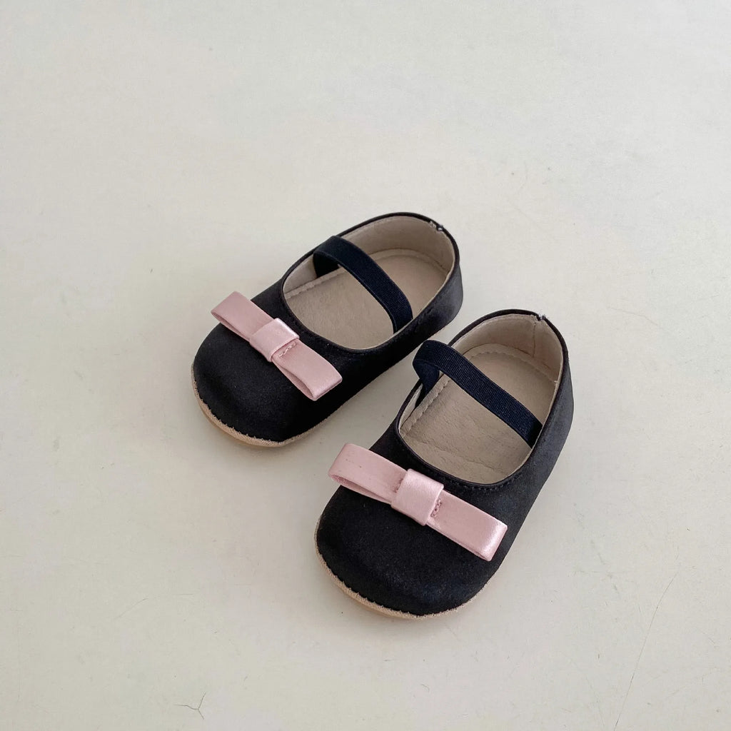 Cute baby butterfly knot shoes in solid colour with bow detail, breathable cloth and rubber sole