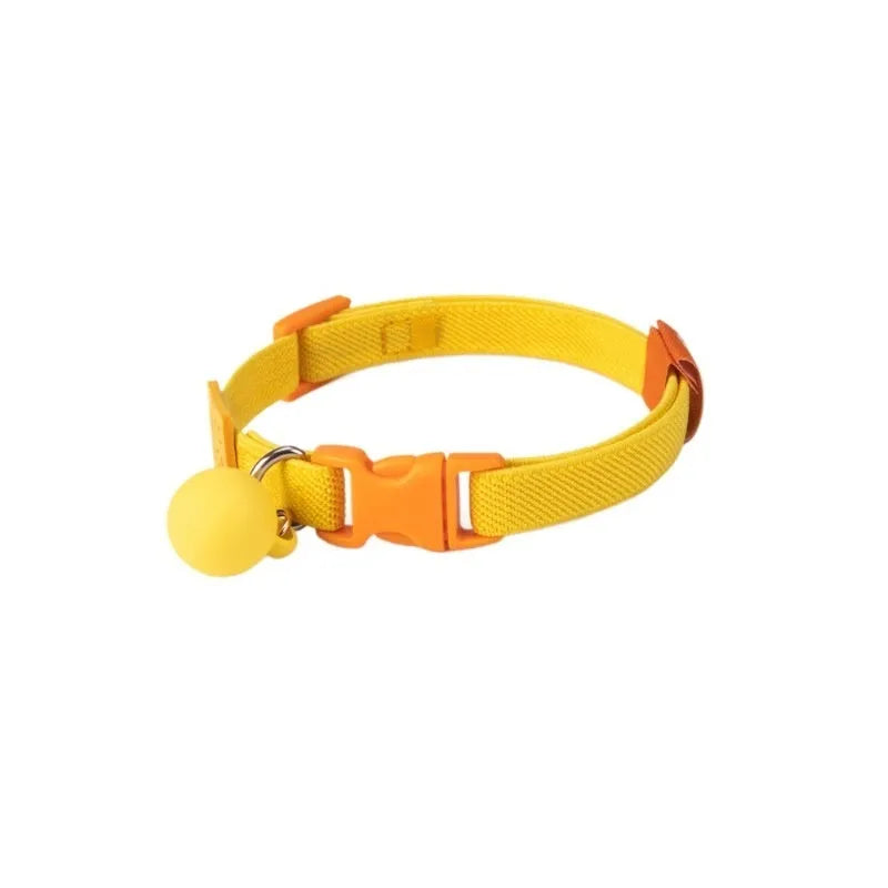 A monochrome elastic pet collar for small dogs in a choice of seven colours, adjustable from 22 to 32 cm.