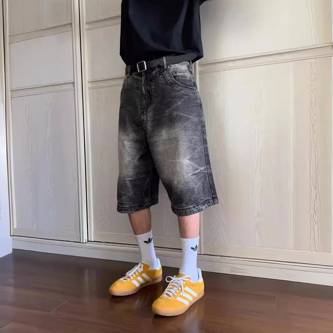 Men's loose straight-leg washed denim shorts in retro style with mid-waist and cropped length