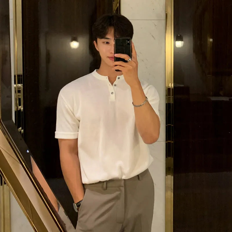 Man wearing a slim-fit black short-sleeved knitted ice silk shirt for casual wear.