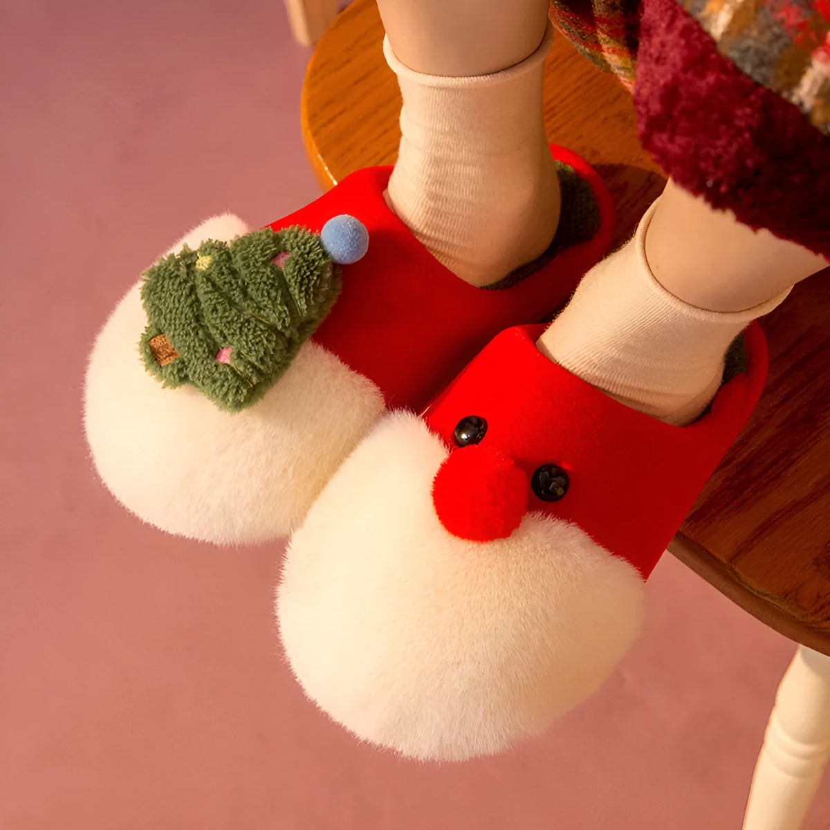 Winter plush Christmas slippers for women with Santa Claus and Christmas tree design, PVC anti-slip sole and artificial wool insole