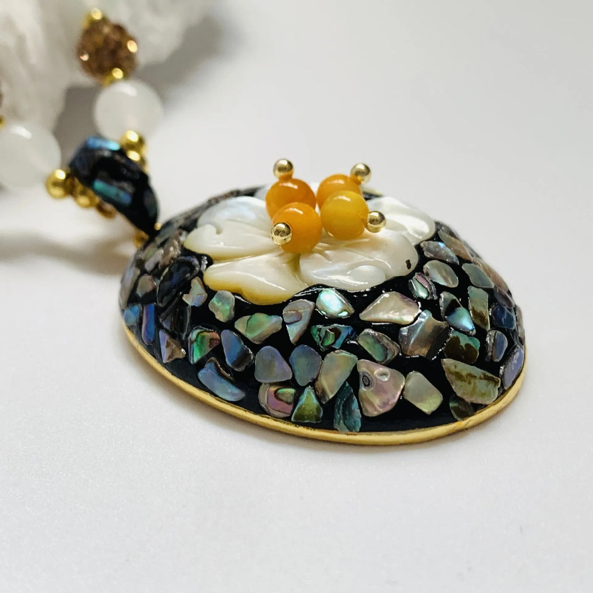 Original design mother-of-pearl shell necklace with rhinestone inlay on twist chain 51-60cm