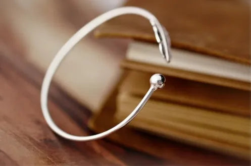 S925 sterling silver open bangle bracelet with a feather charm, silver colour, diameter 5.6 cm