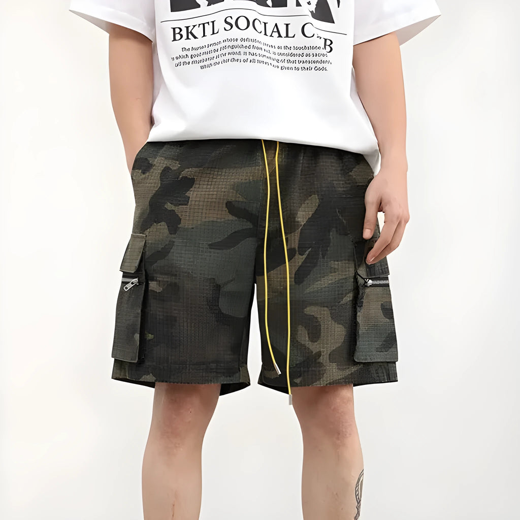Men's camouflage-coloured cropped shorts with multiple three-dimensional cargo pockets on the legs.