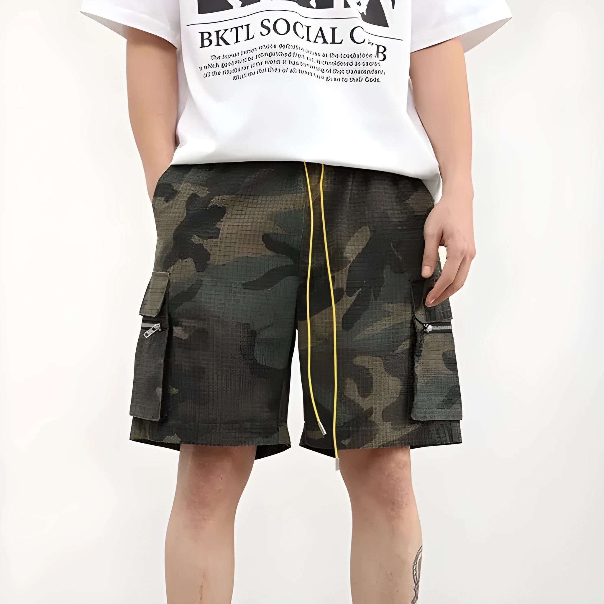 Men's camouflage-coloured cropped shorts with multiple three-dimensional cargo pockets on the legs.