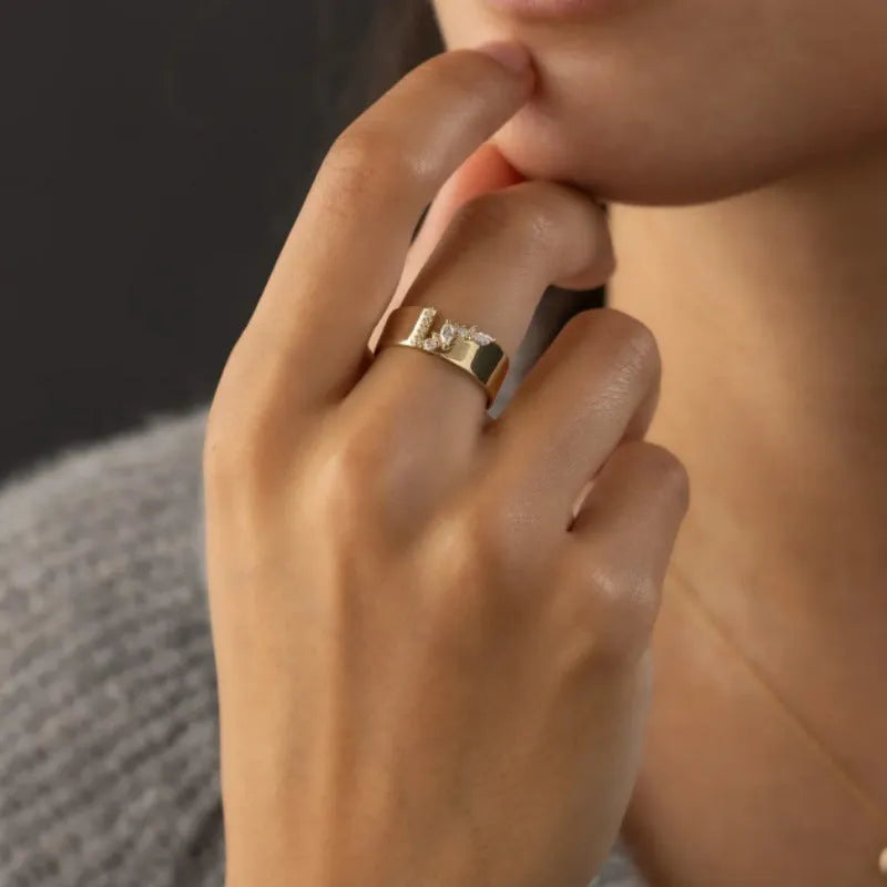 Gold electroplated copper women's ring with shining zircon centrepiece