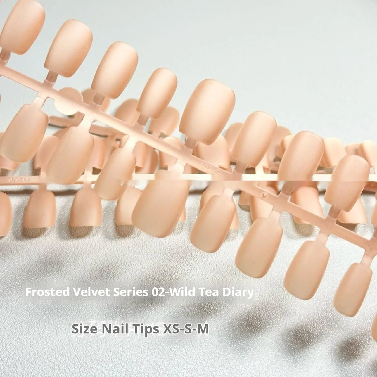 Frosted velvet Cat's Eye aurora effect press-on nails in short ladder shape.
