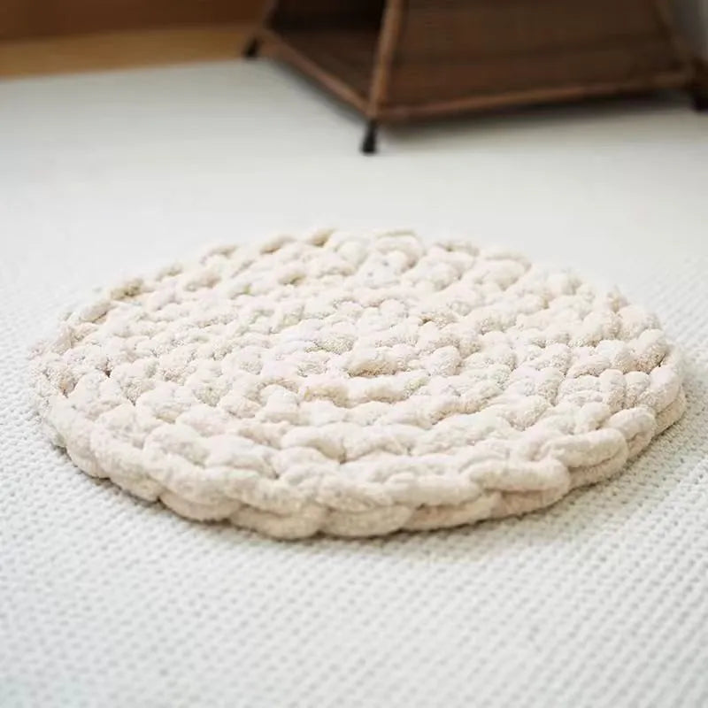 Hand-woven thermal knitting pet mat in cream colour with chenille wool texture, suitable for dogs and cats