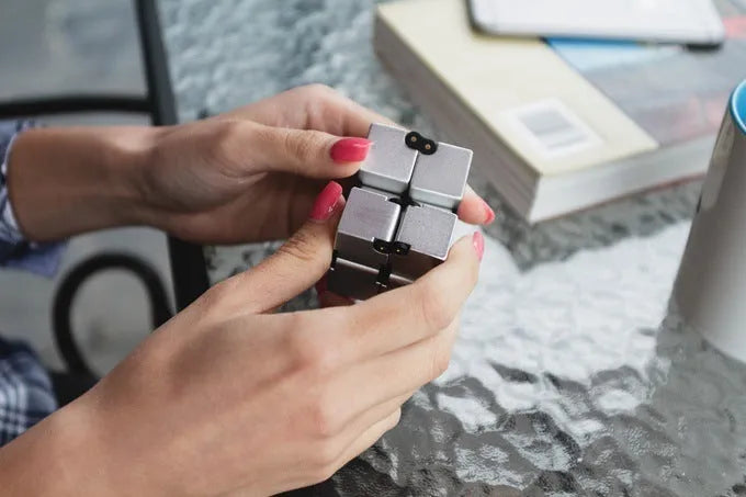 Zinc alloy infinity cube fidget toy showing 4cm cube dimensions and black/silver colour options