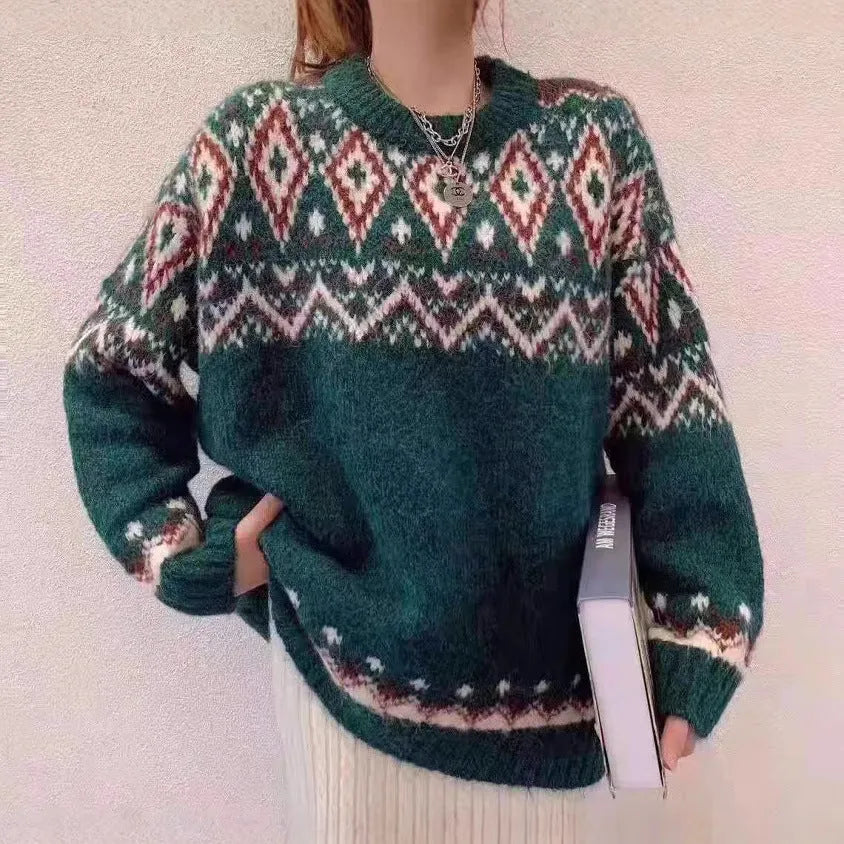 Loose retro striped pullover knitted top in red or white colour with long sleeves.
