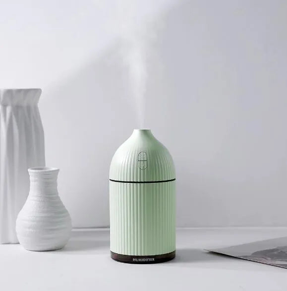 White USB-powered aromatherapy diffuser humidifier with coloured LED light and 300ml tank.