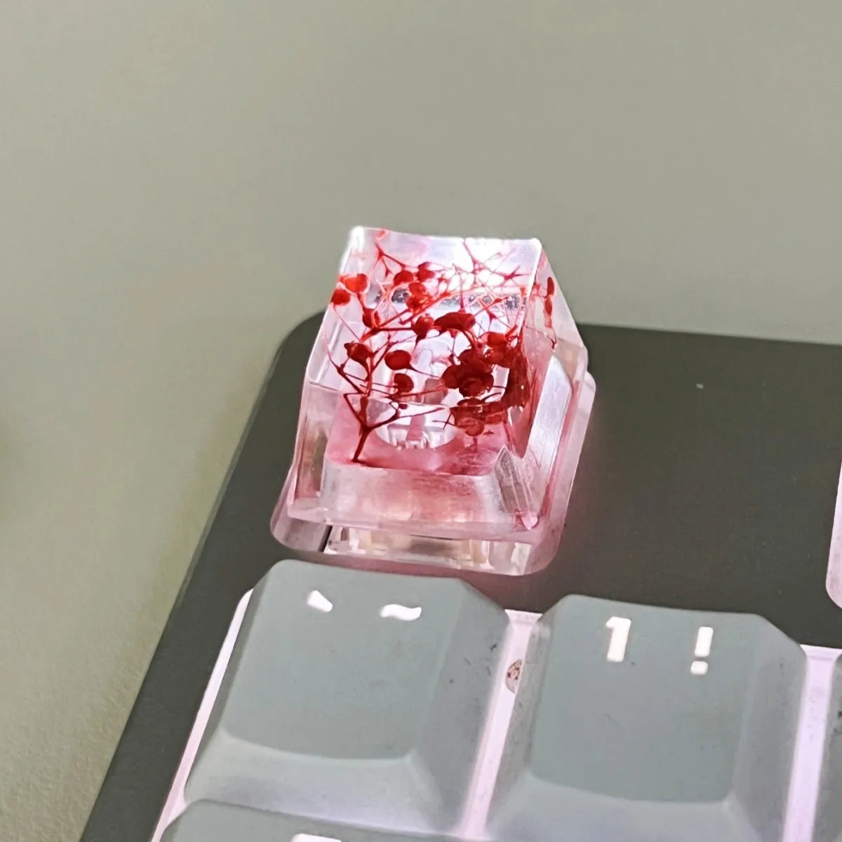 Resin mechanical keyboard keycap with starry sky pattern in transparent material