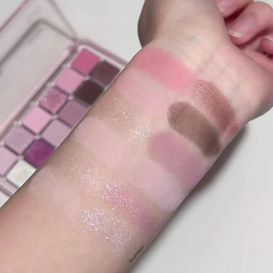 Creative Home 12 colour eye shadow plate showing matte and shimmer eyeshadows in compact palette