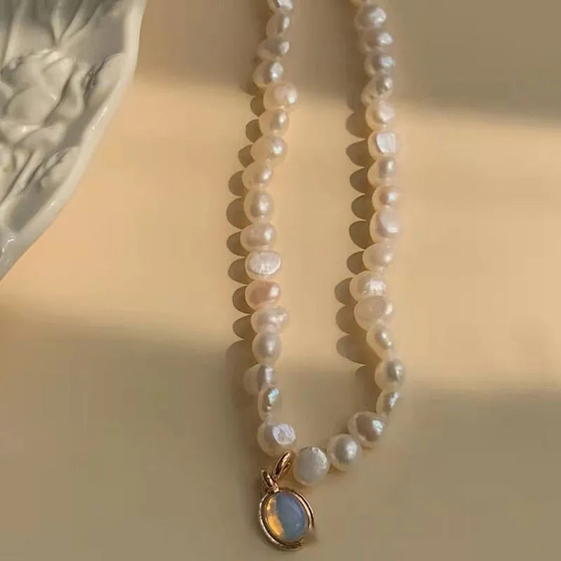 Adjustable vintage pearl alloy necklace with geometric pendant and French court design
