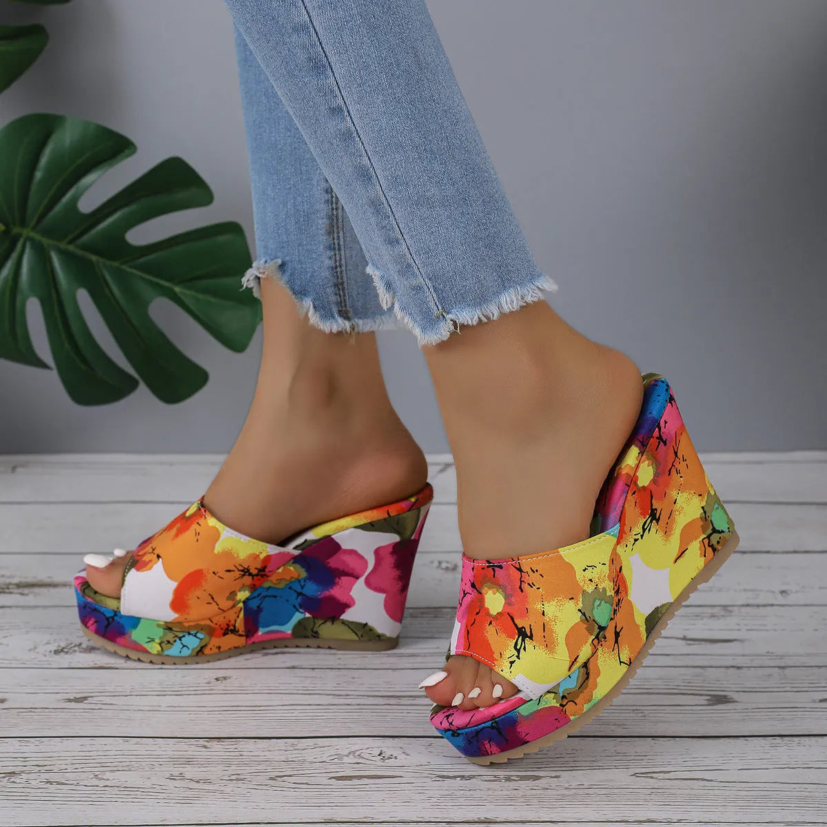Closed-toe summer slippers with cloth upper, EVA sole and fish mouth toe holder, sizes 36-43