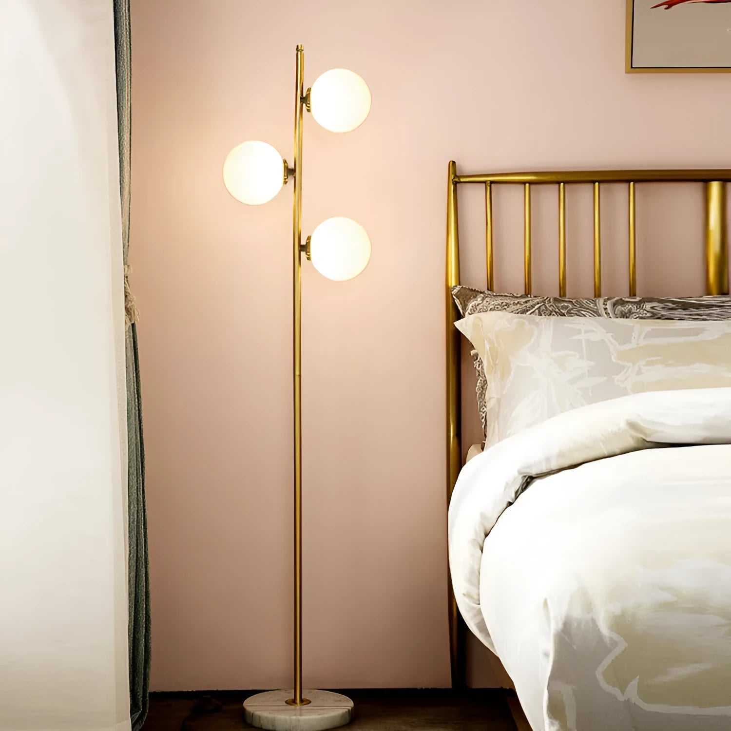 Gold aluminium alloy and glass minimalist vertical floor lamp with LED warm light, 35cm diameter, 155cm height