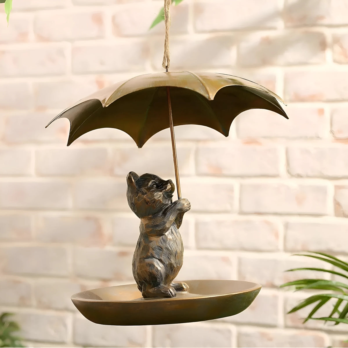 Portable umbrella-shaped bird feeder in cat or dog design, 10cm by 9cm, American country style for garden use.
