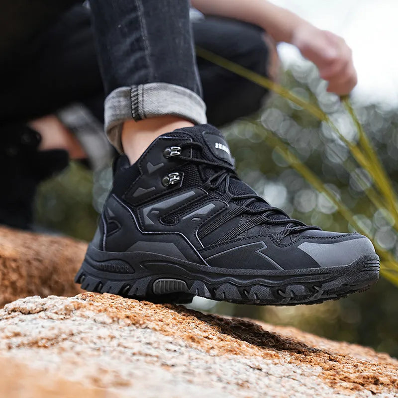 Hiking sneakers with front lace-up closure and natural rubber sole in multiple colour options