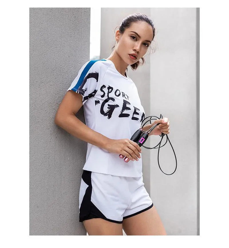 Adjustable digital skipping rope with ABS handles and TPU coated steel cable in black and pink for fitness exercise.