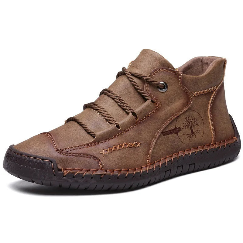 Men's leather boots with round toe and lace-up closure in army green colour