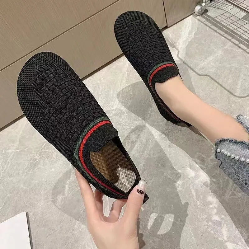 Flyknit-side casual non-slip one pedal shoes in black with mesh upper and rubber sole, low heel