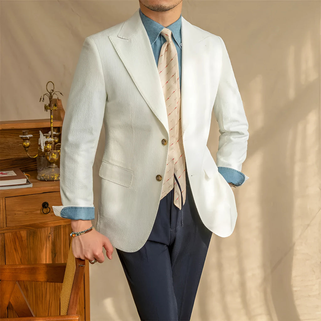 Half-lined seersucker gun lapel jacket in white with double-breasted buttons and long sleeves
