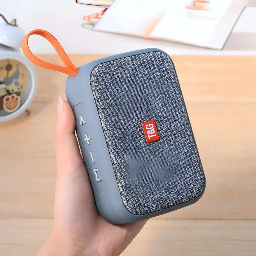 Portable Bluetooth speaker in black plastic shell with 123x46x81mm dimensions, FM radio and USB playback