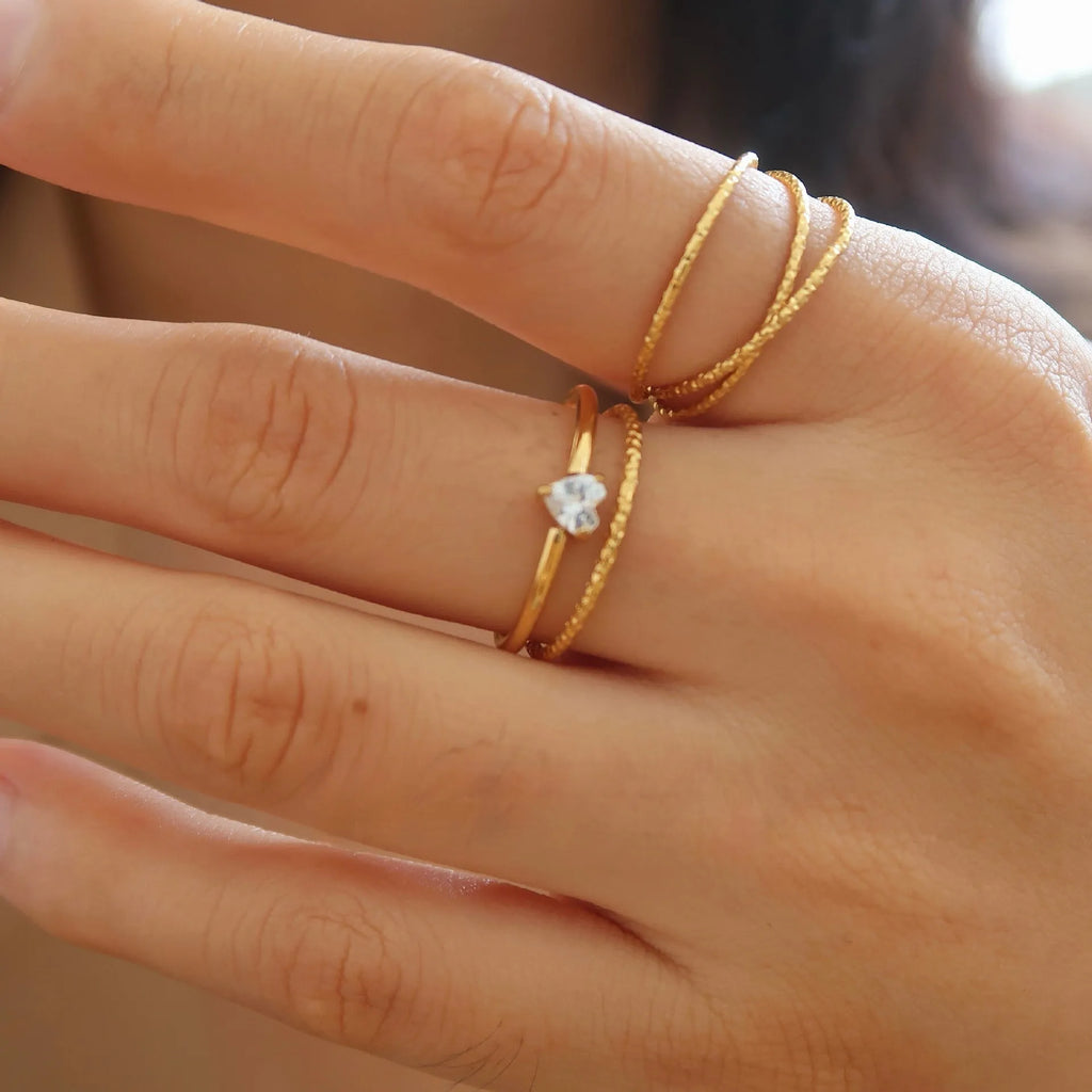 Golden heart-shaped oval ring in stainless steel with electroplated finish