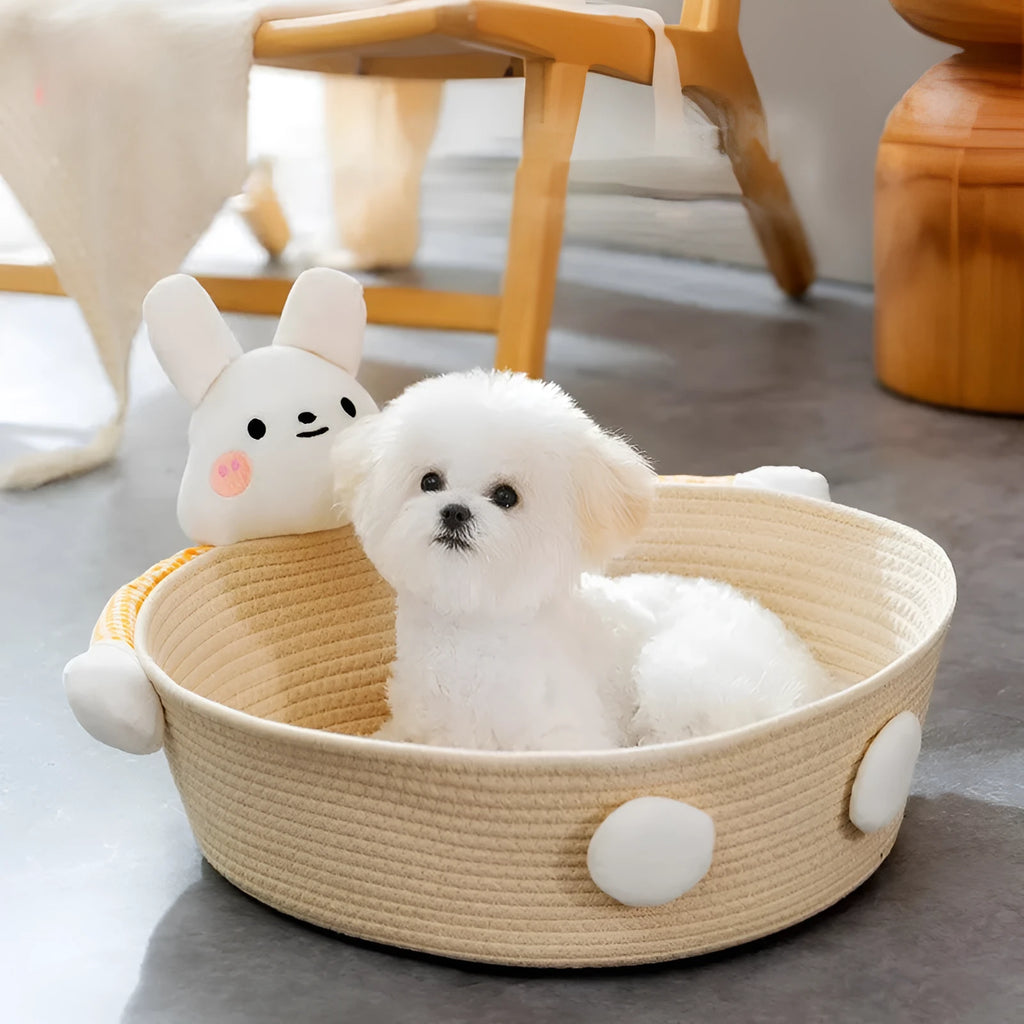 Woven cotton rope cat bed basket with integrated scratching surface in bear design