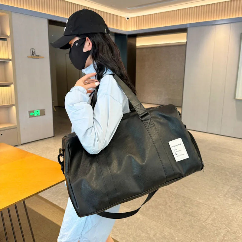 Dry wet separation fitness shoulder messenger bag in waterproof PU material with breathable lining