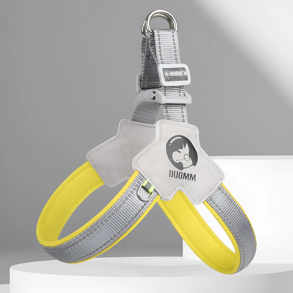 New dog breast strap saddle pet harness in breathable polyester with reflective stripes and hand-holding rope on a solid-colour background