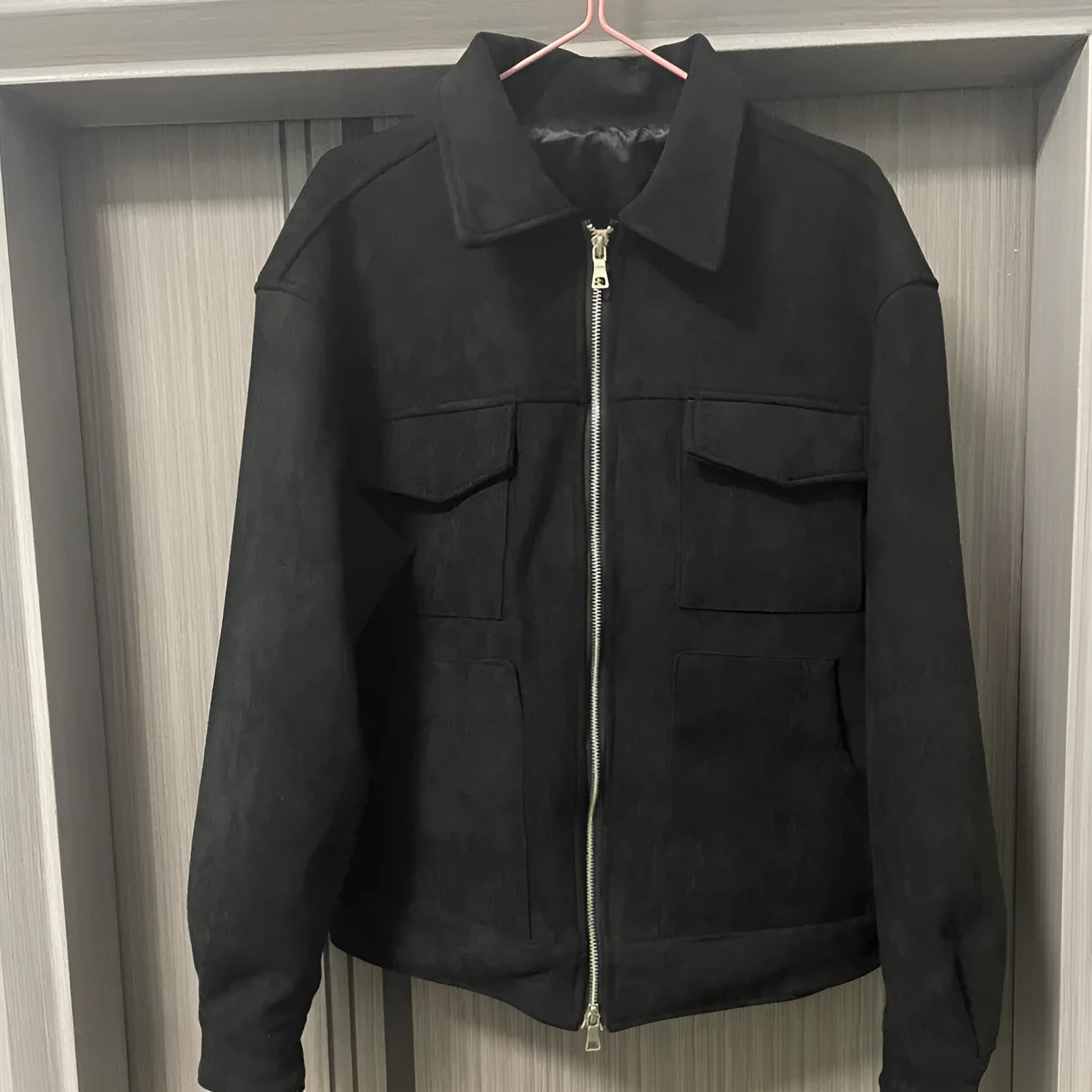 A man's slim-fit jacket in camel colour with a thickened zipper and large side pockets.