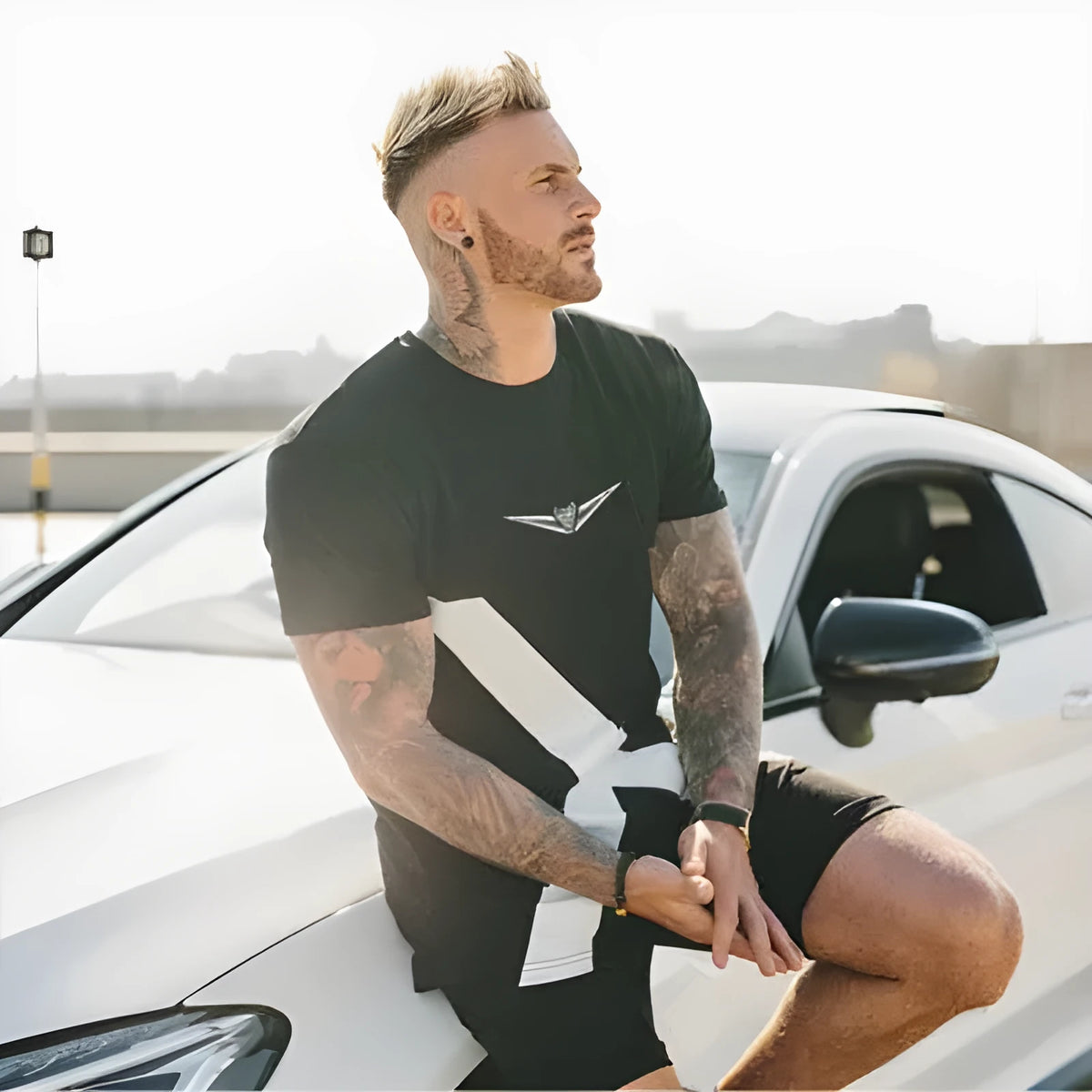 Black cotton sports T-shirt with short sleeves, round neck, slim fit and geometric print