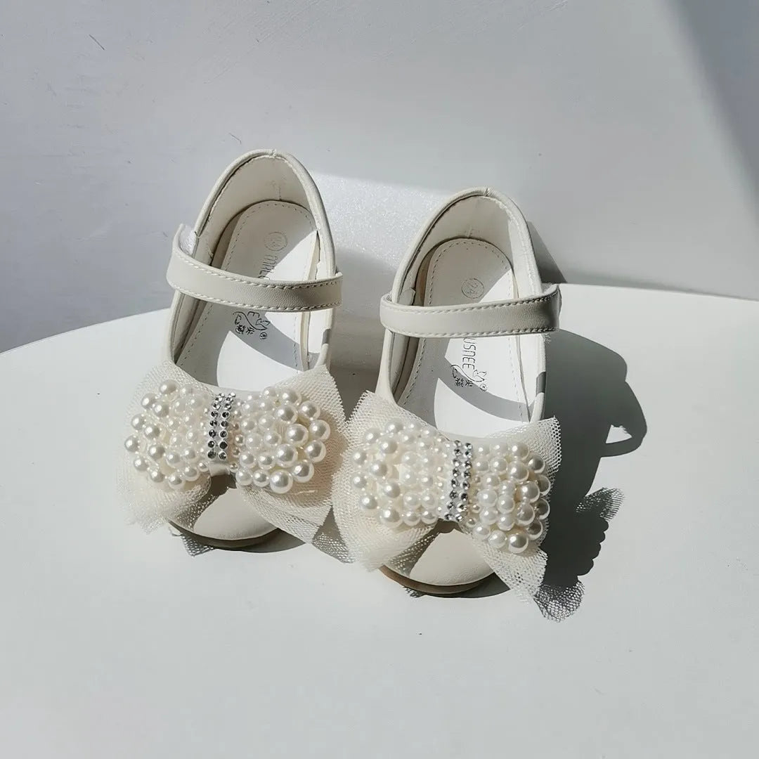 Girls' princess shoes with pearl bow, PU leather upper, flat heel, and Velcro fastening in beige white pearl colour