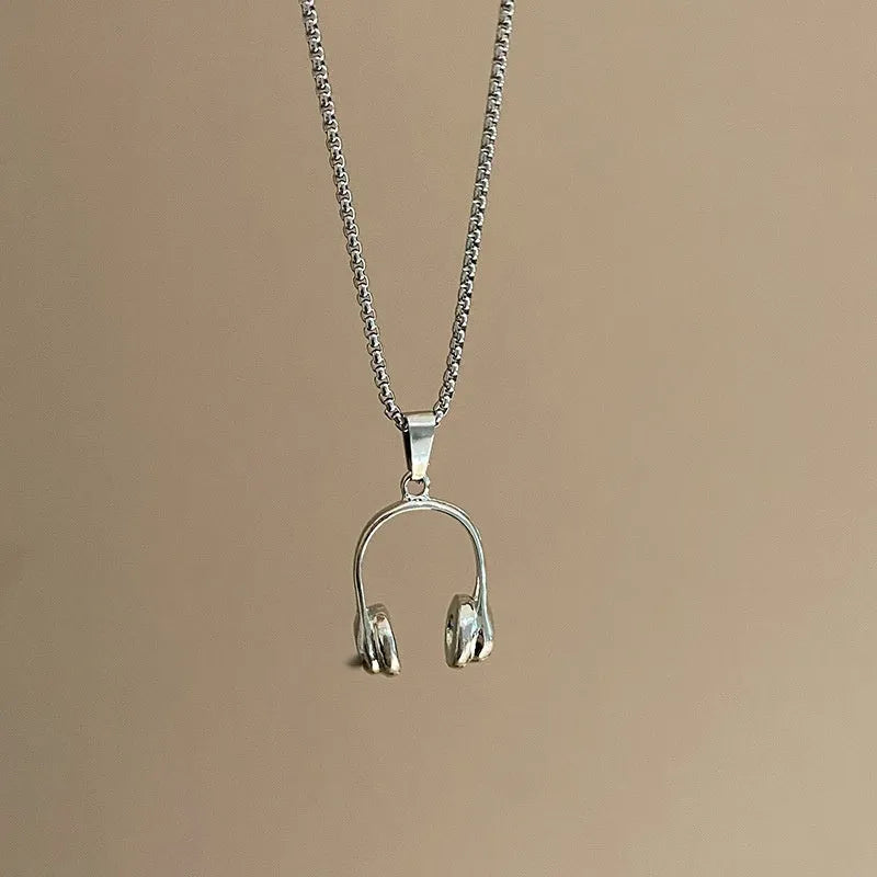 Alloy headphone necklace pendant on long chain, casual unisex accessory with electroplated finish