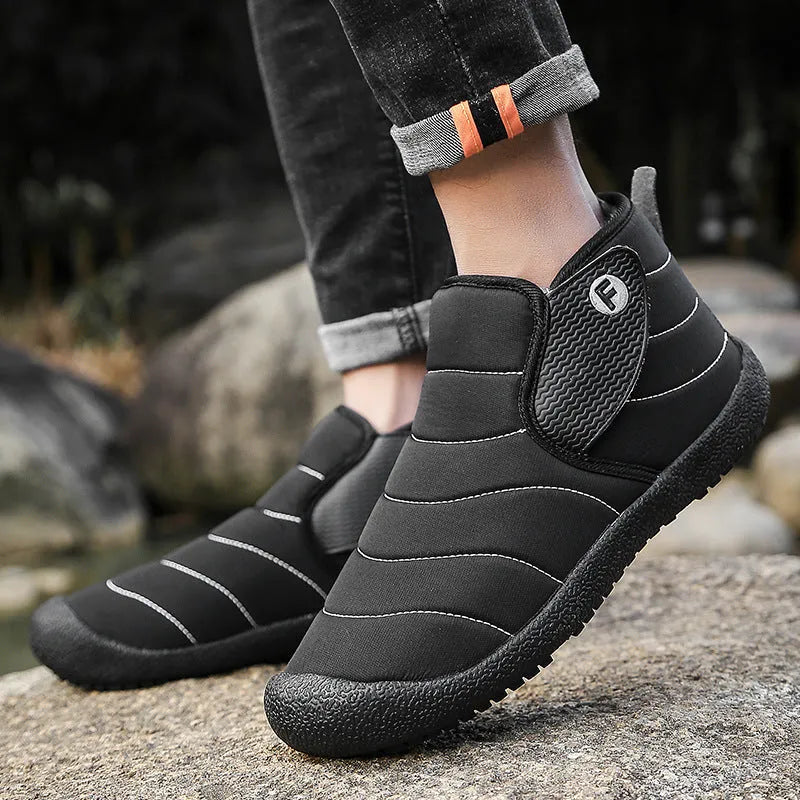 Men's waterproof snow boots in black with cotton upper and rubber sole