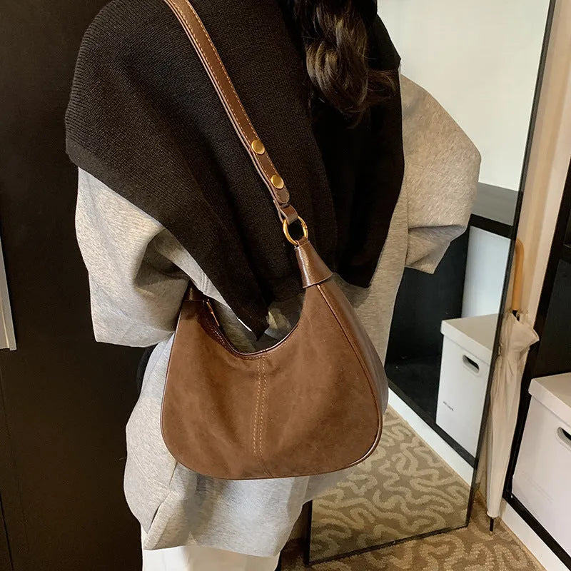 Retro commuter oval crossbody bag in PU with three-dimensional pocket, zipper change bag and mobile phone bag, black colour