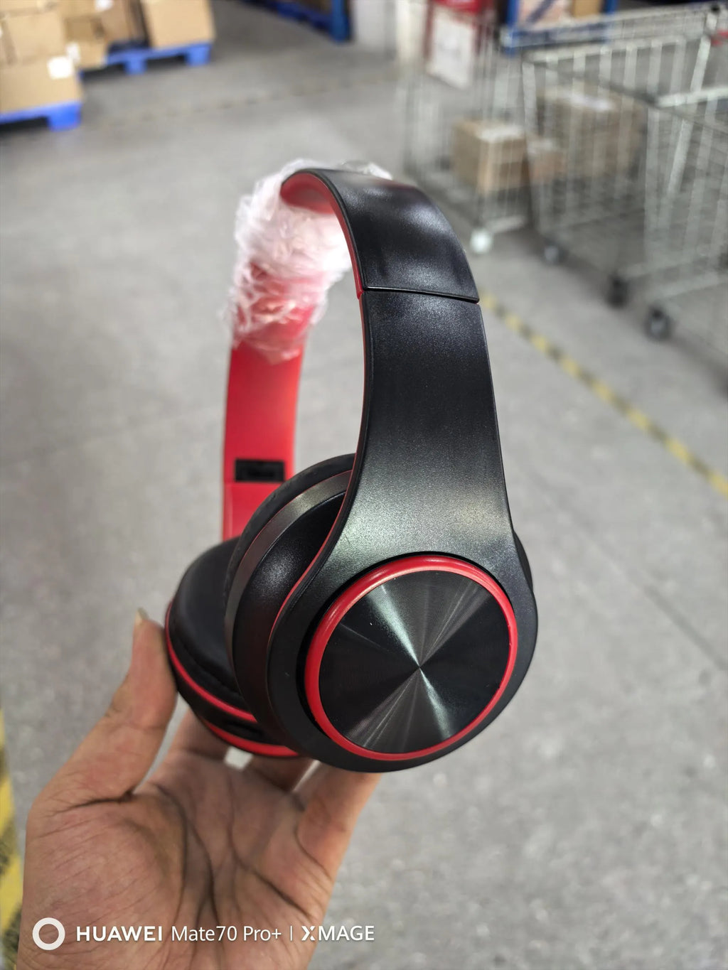Bluetooth wireless gaming headset in black, white, red, blue or grey with 15 metre range and noise reduction