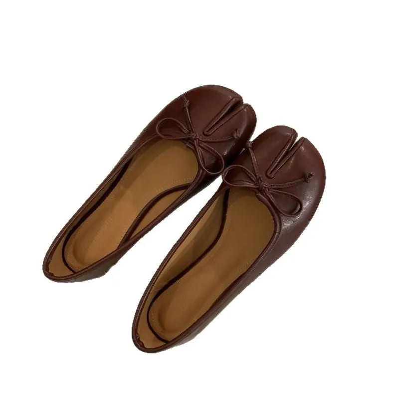 Women's flat pumps in beige with round toe and shallow-cut design on a rubber sole