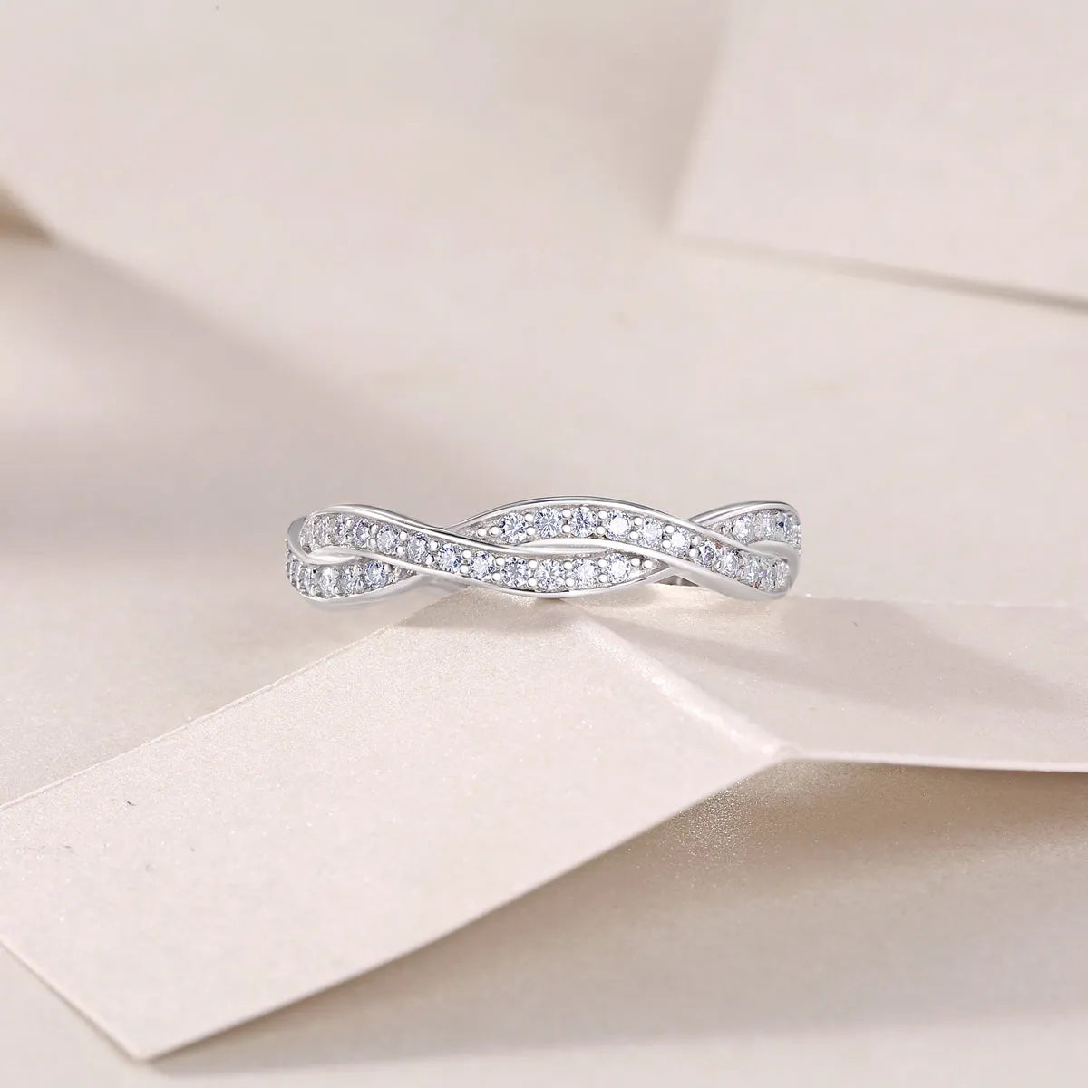 Moissanite wedding ring set in S925 silver with platinum plating, sizes 5-9, includes GRA certificate and gift box.