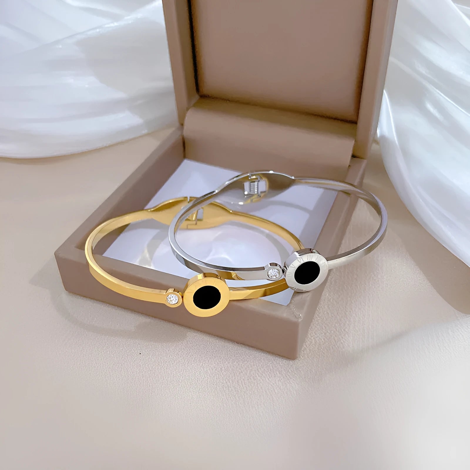 Roman titanium steel bracelet in S303 gold finish, retro design, electroplated surface