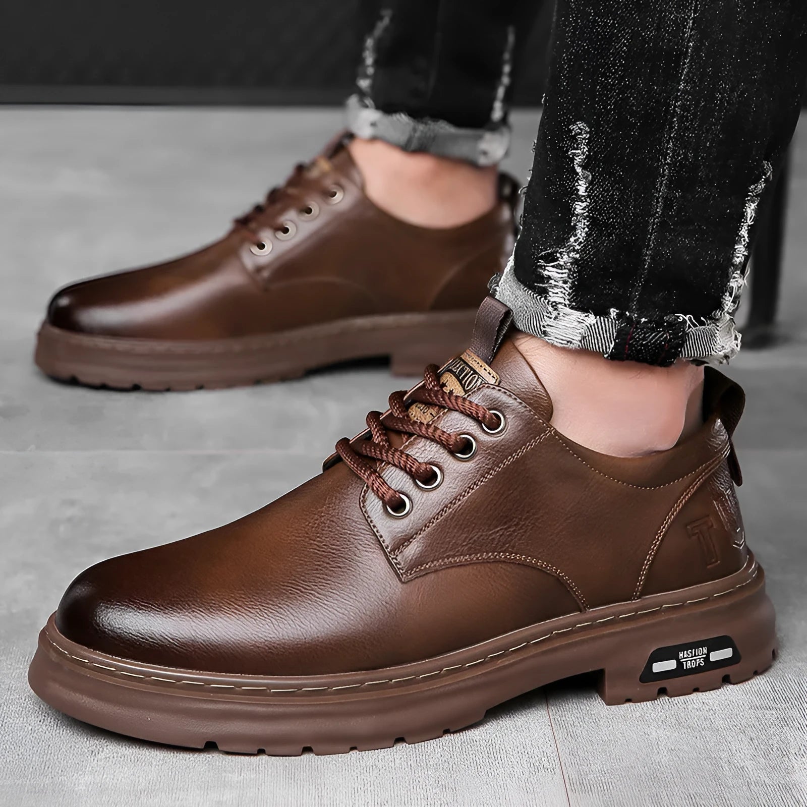 Men's black and brown retro casual shoes with round toe, artificial PU upper, and leather sole