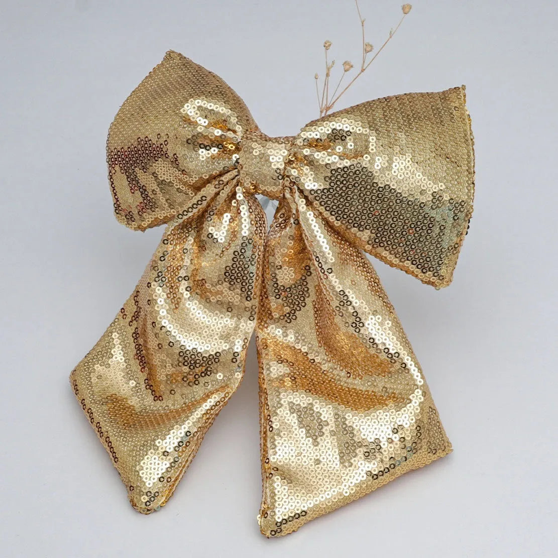 Pearlescent sequined Christmas bow decoration in gold, red, or silver, available in 20X25, 25X30, and 35X40 sizes.