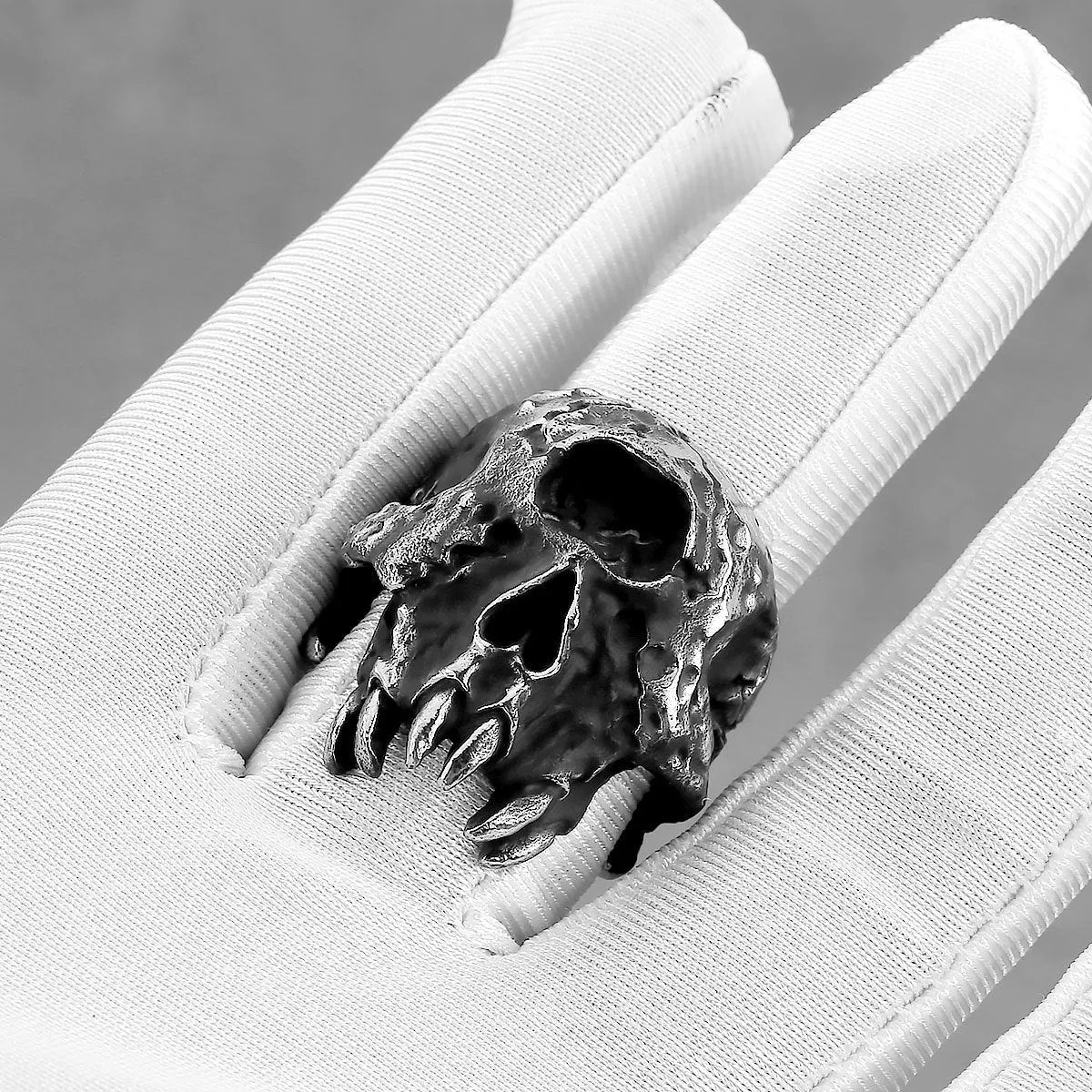 Alloy skull ring with one-eyed design in electroplated metallic finish for punk hip hop jewellery