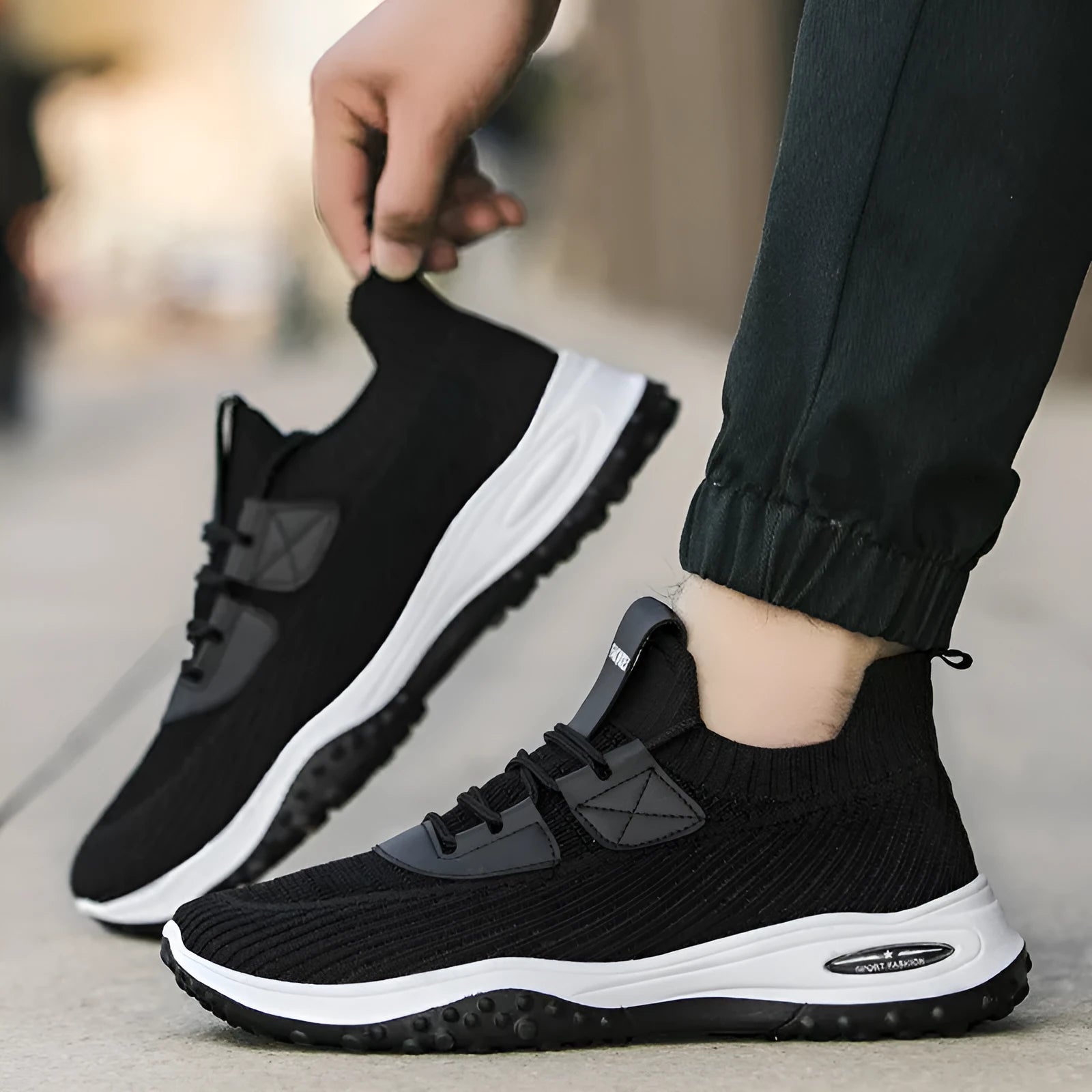 Men's black Flyknit low top sports shoes with breathable mesh and plastic sole for running