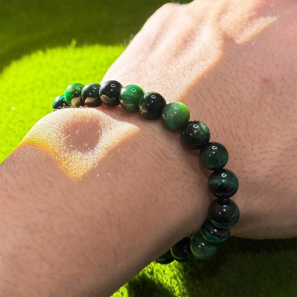 Handmade green glass bead bracelet in unisex style with opal-effect finish, single bracelet