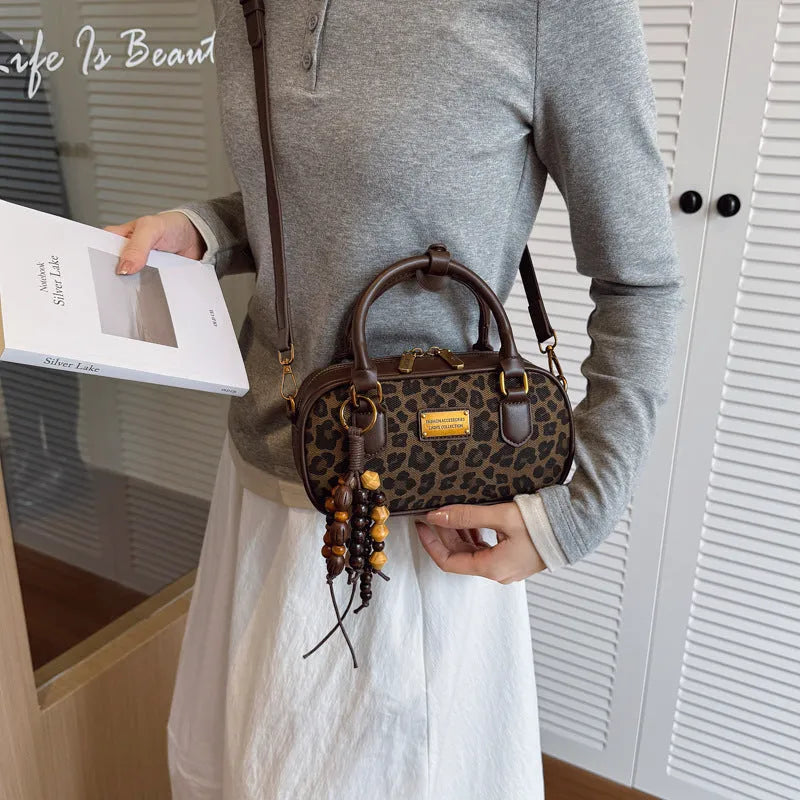 Niche PU one-shoulder messenger bag with stitching horizontal square shape and pendant