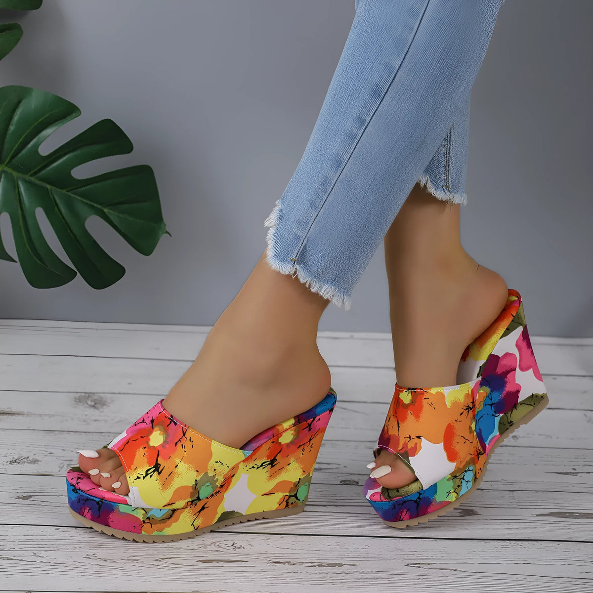 Closed-toe summer slippers with cloth upper, EVA sole and fish mouth toe holder, sizes 36-43