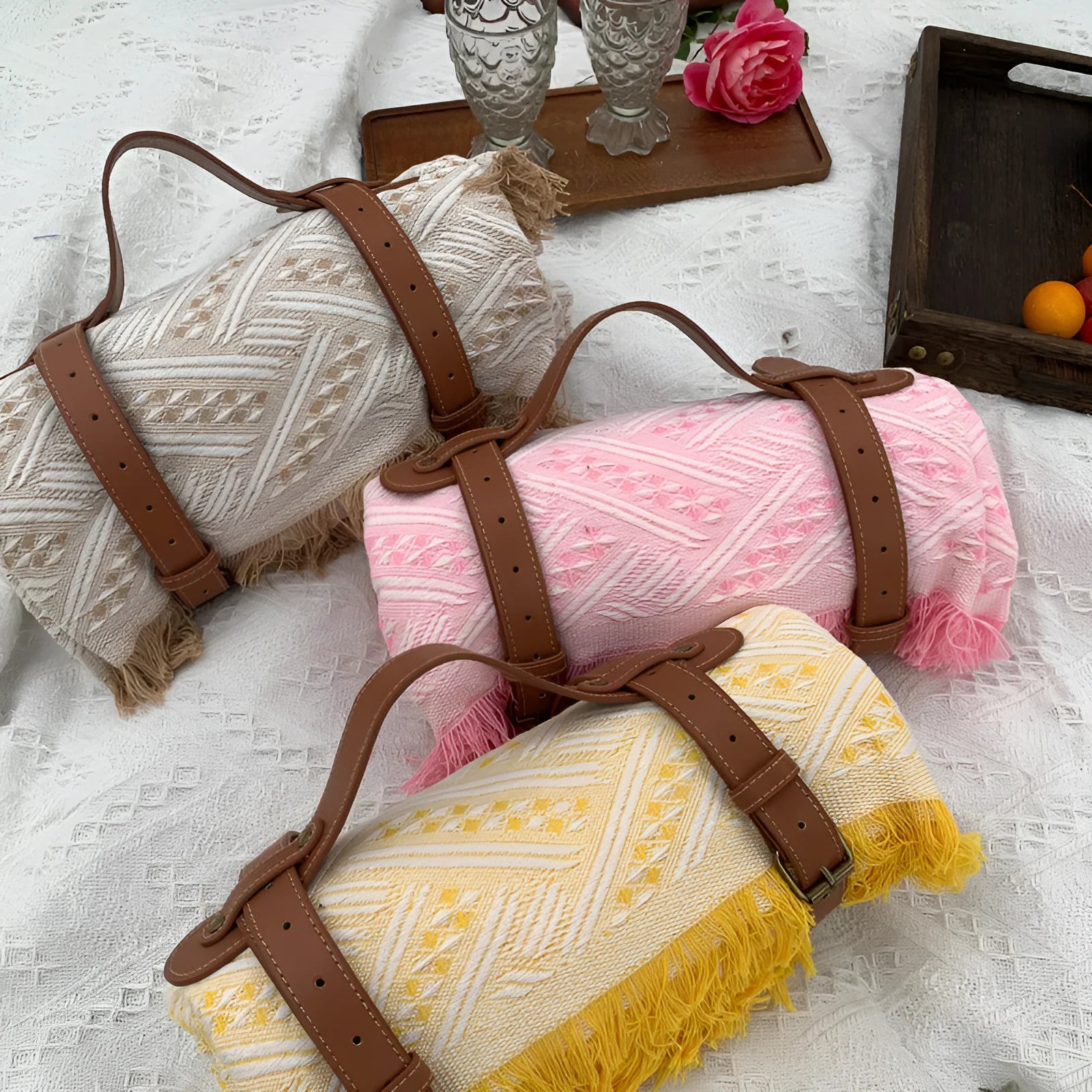 Knitted acrylic thickened checkerboard picnic mat with tassel edges and leather handle, khaki white colour, 130x180 cm