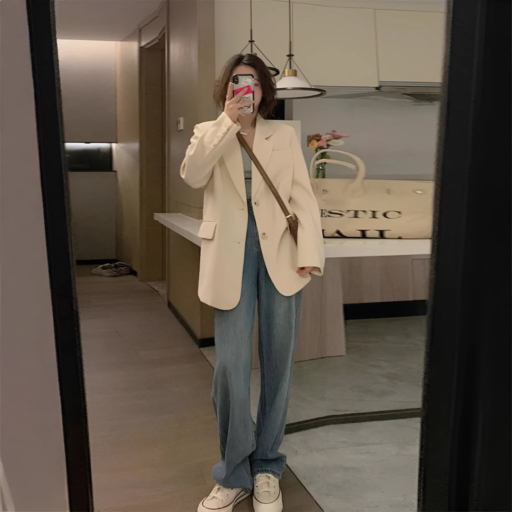 Milky white Korean-style street suit jacket with pockets on a model.